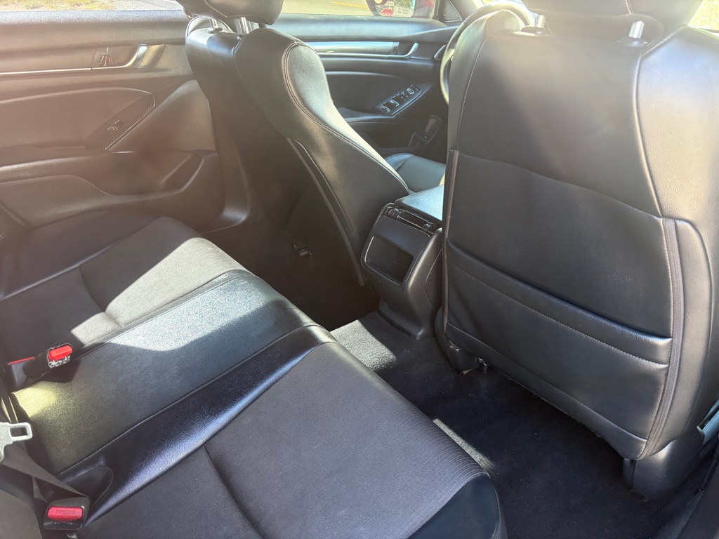 Additional photo of vehicle.
