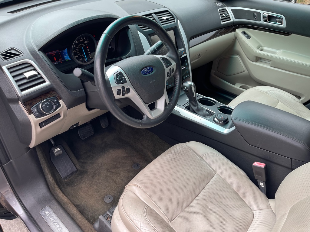 Photo 8 of this FORD EXPLORER