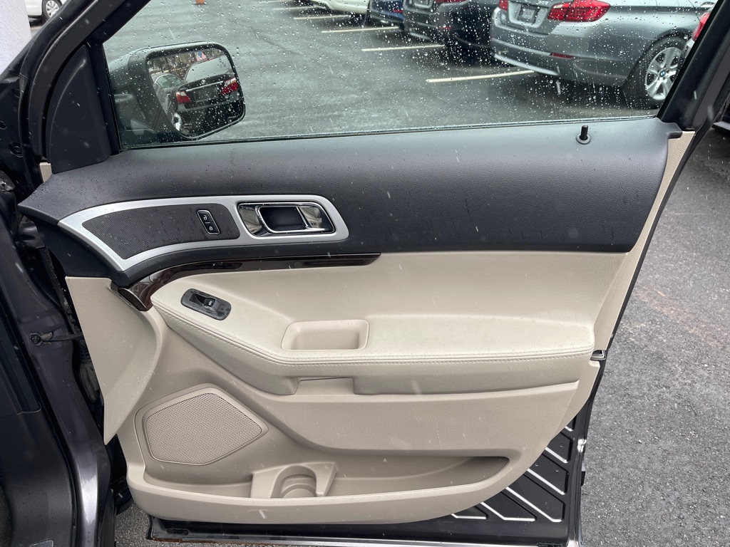 Photo 17 of this FORD EXPLORER