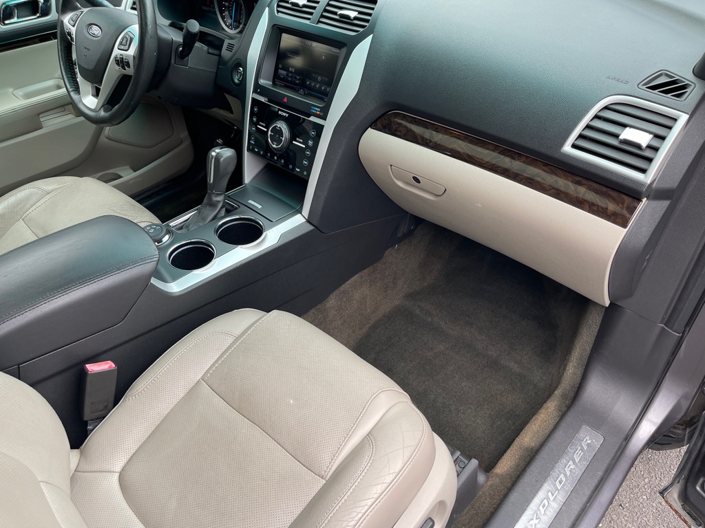 Photo 15 of this FORD EXPLORER