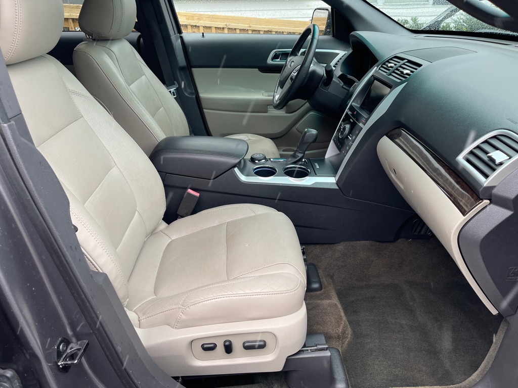 Photo 14 of this FORD EXPLORER