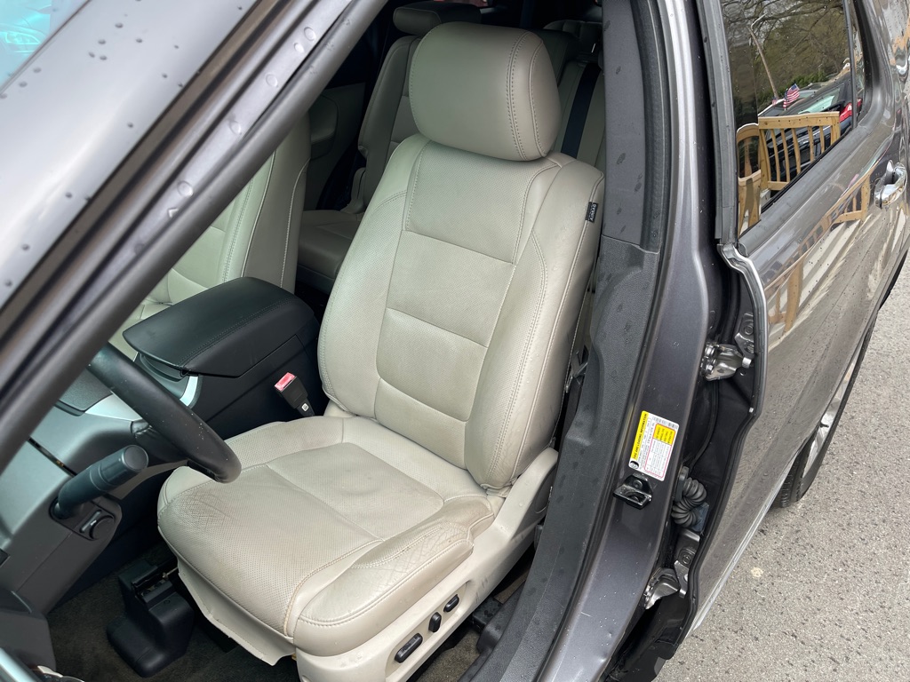 Photo 9 of this FORD EXPLORER