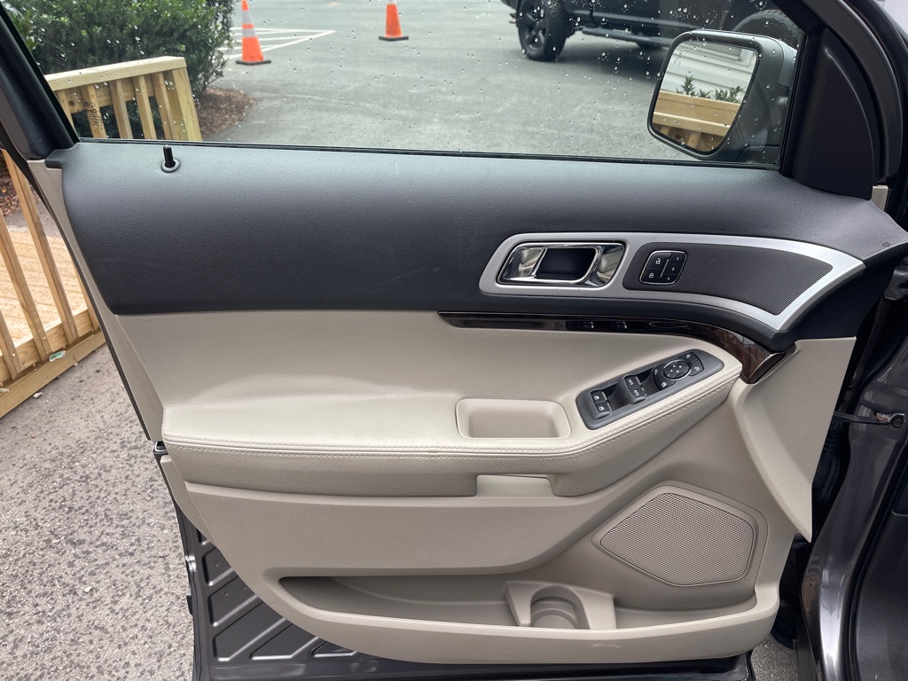 Photo 10 of this FORD EXPLORER