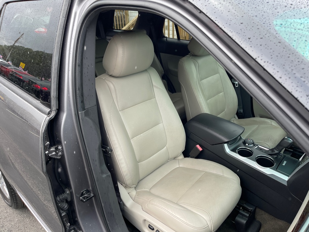 Photo 16 of this FORD EXPLORER