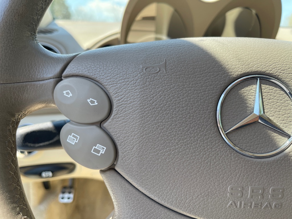 Photo 26 of this MERCEDES-BENZ SL