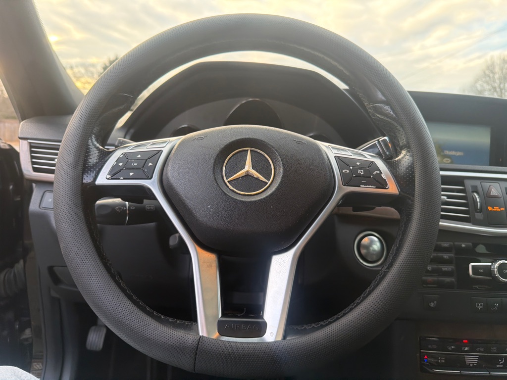 Photo 23 of this MERCEDES-BENZ E-CLASS