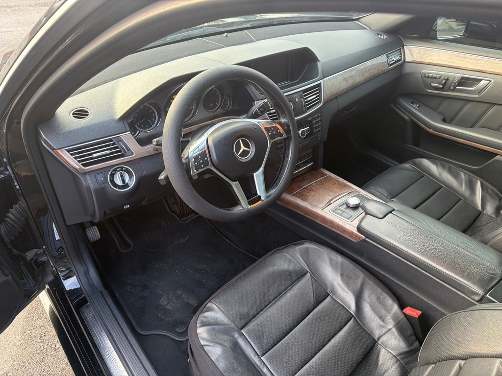Photo 8 of this MERCEDES-BENZ E-CLASS