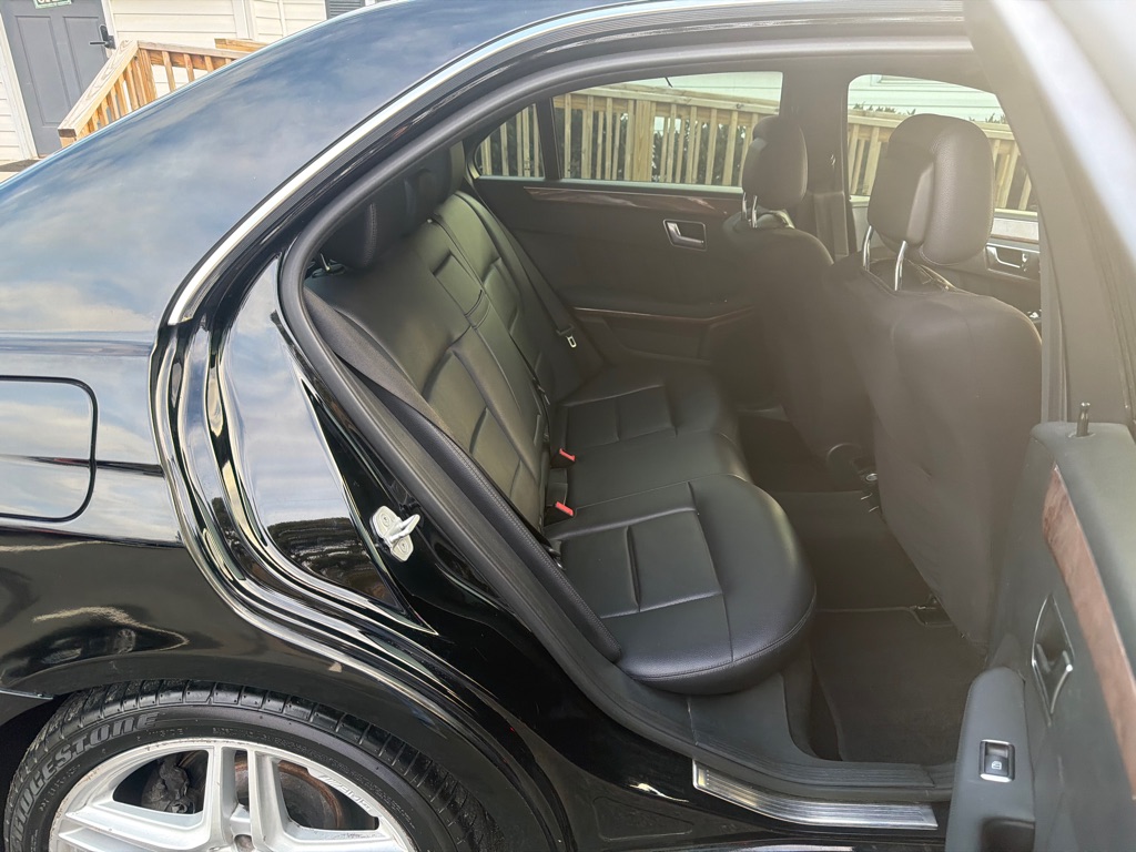 Photo 12 of this MERCEDES-BENZ E-CLASS