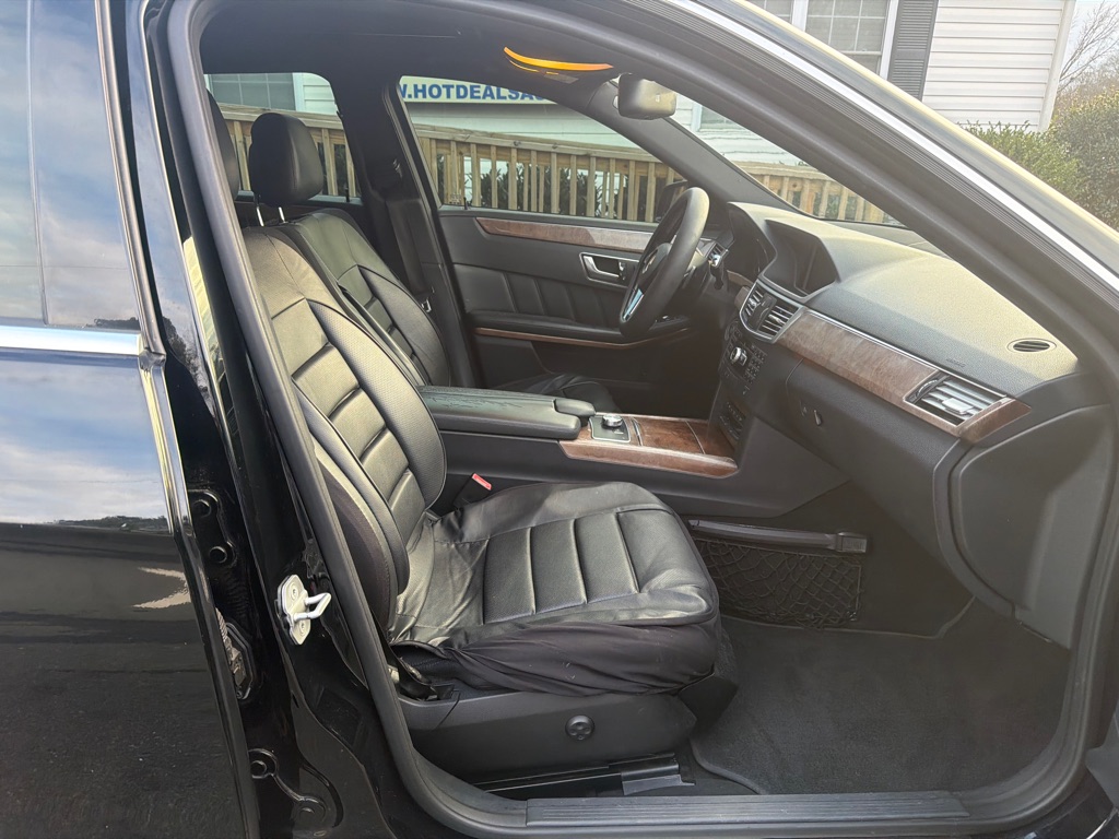 Photo 13 of this MERCEDES-BENZ E-CLASS