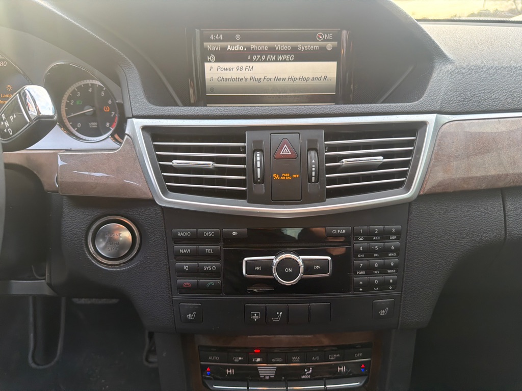 Photo 19 of this MERCEDES-BENZ E-CLASS