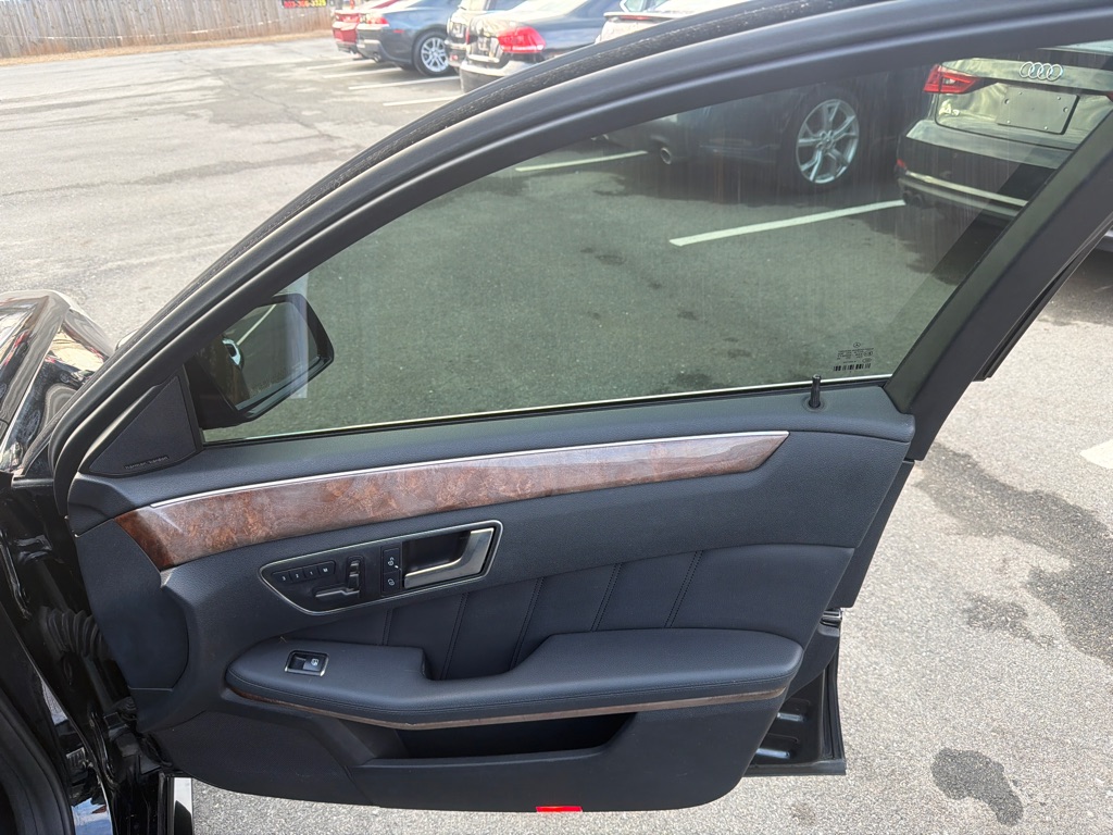 Photo 16 of this MERCEDES-BENZ E-CLASS
