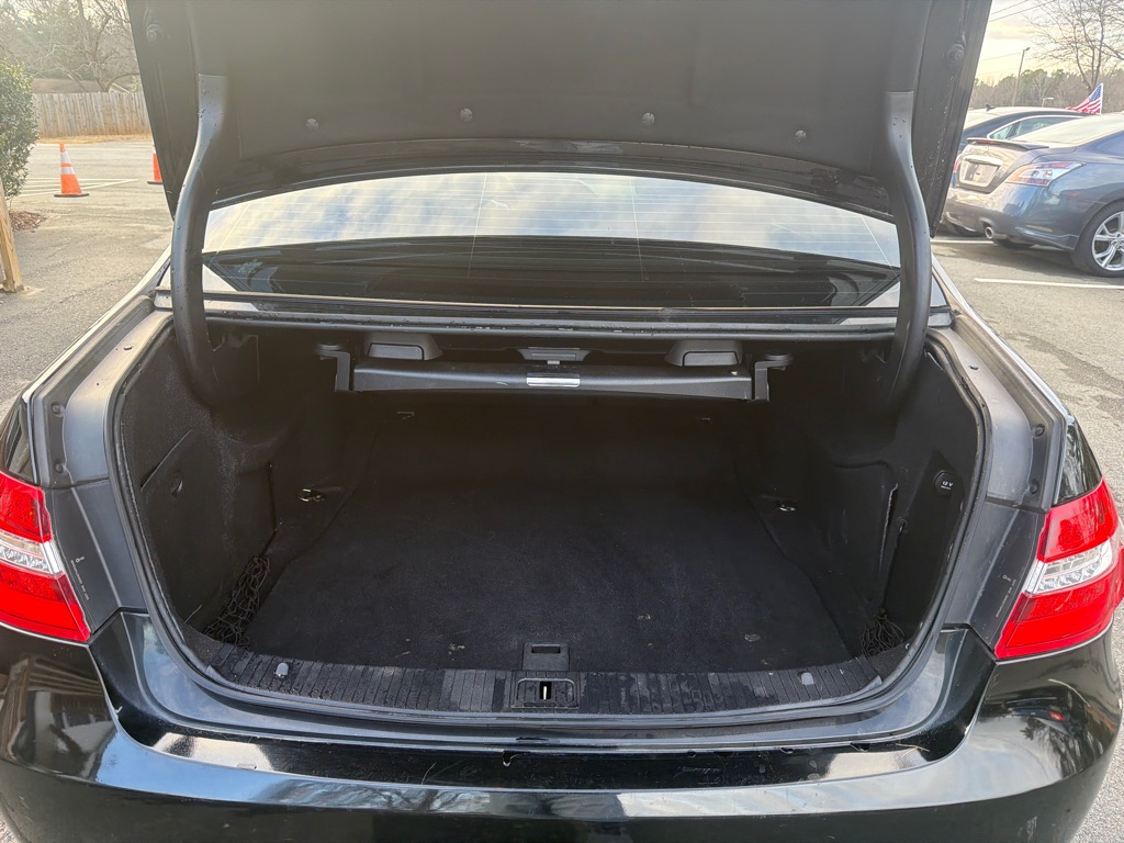 Photo 17 of this MERCEDES-BENZ E-CLASS