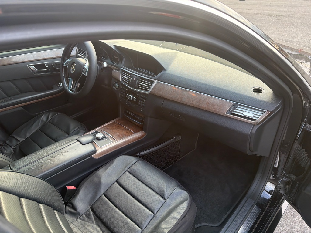 Photo 14 of this MERCEDES-BENZ E-CLASS