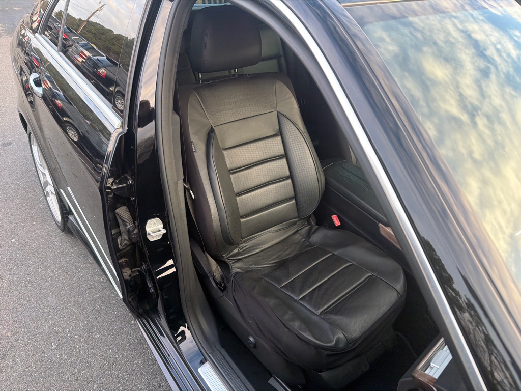 Photo 15 of this MERCEDES-BENZ E-CLASS