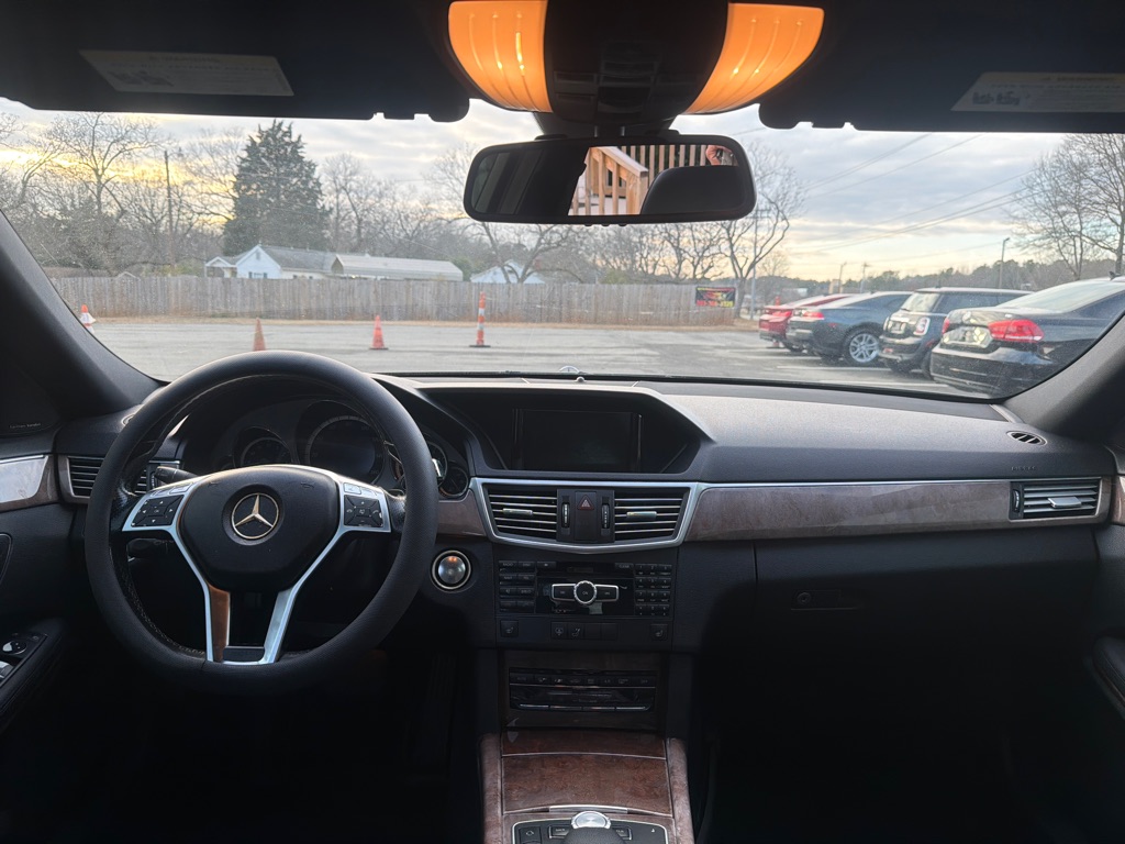 Photo 18 of this MERCEDES-BENZ E-CLASS