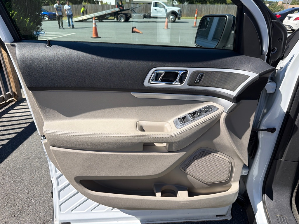 Photo 10 of this FORD EXPLORER