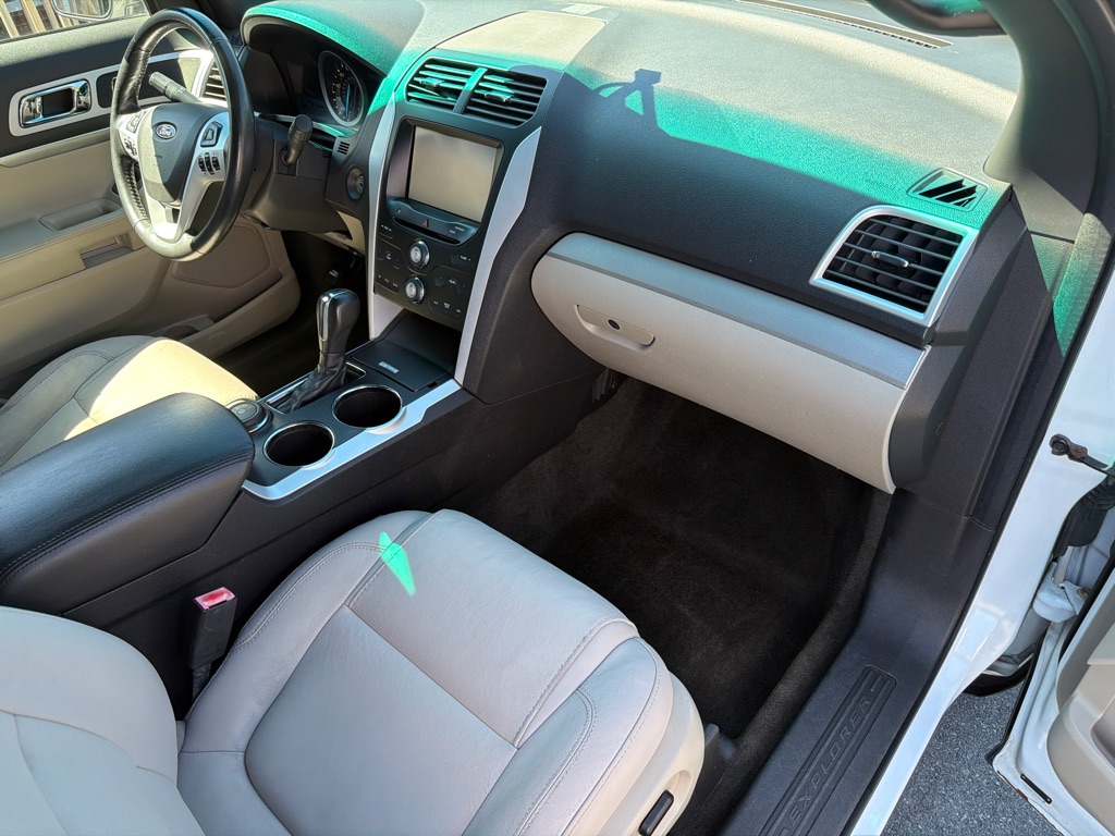 Photo 15 of this FORD EXPLORER