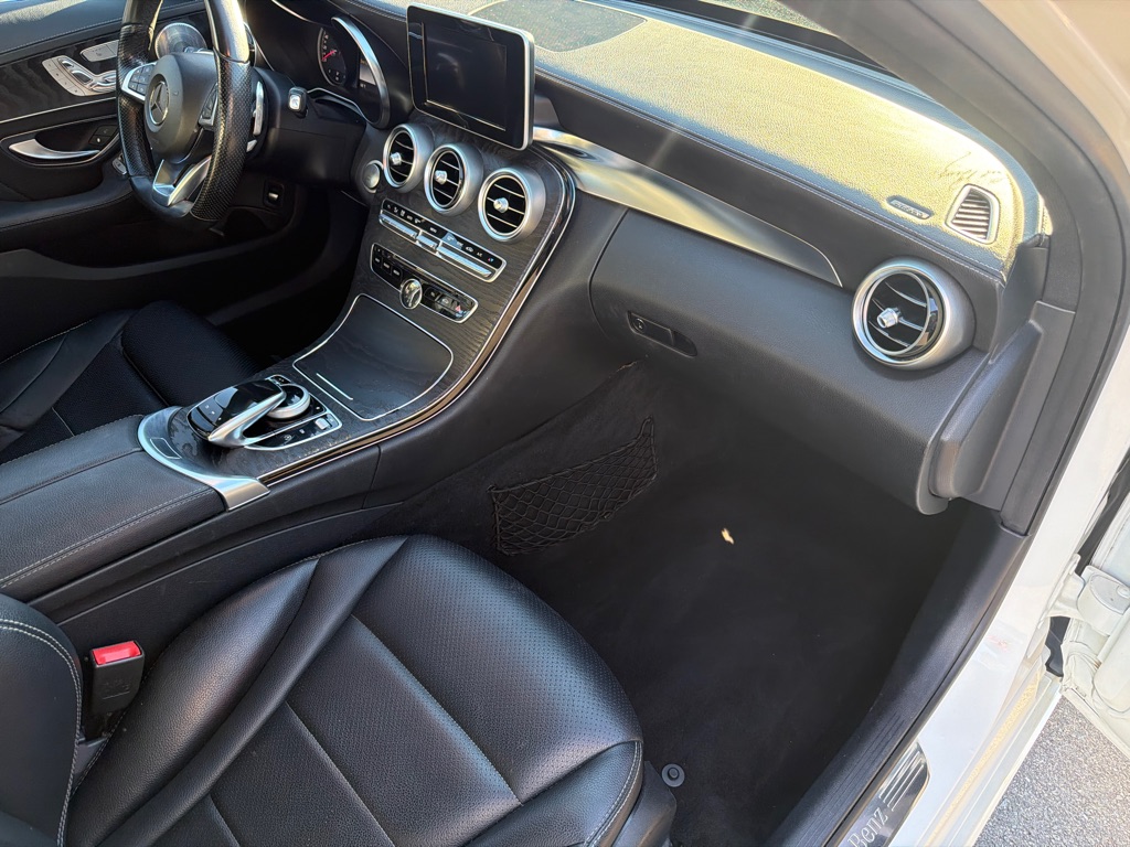 Photo 14 of this MERCEDES-BENZ C-CLASS