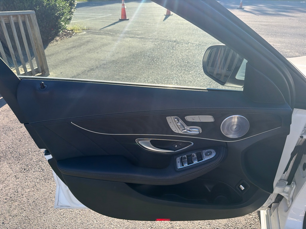 Photo 10 of this MERCEDES-BENZ C-CLASS