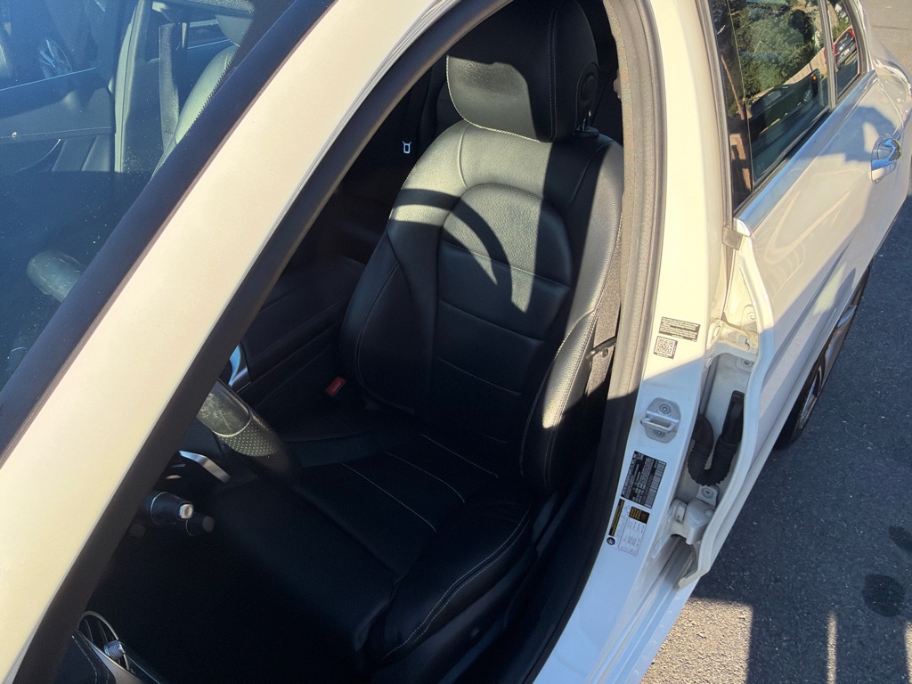 Photo 9 of this MERCEDES-BENZ C-CLASS