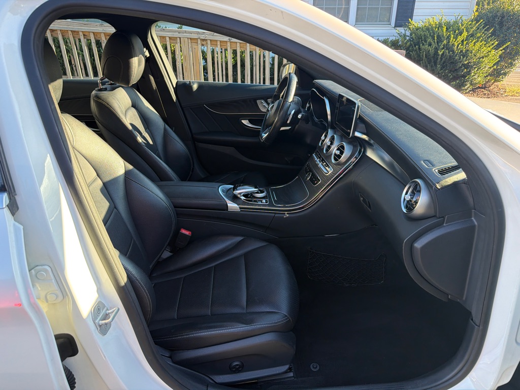 Photo 13 of this MERCEDES-BENZ C-CLASS