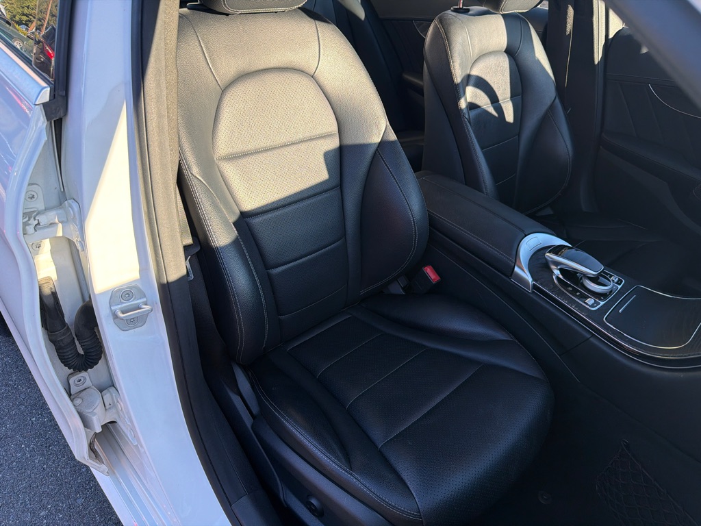 Photo 15 of this MERCEDES-BENZ C-CLASS