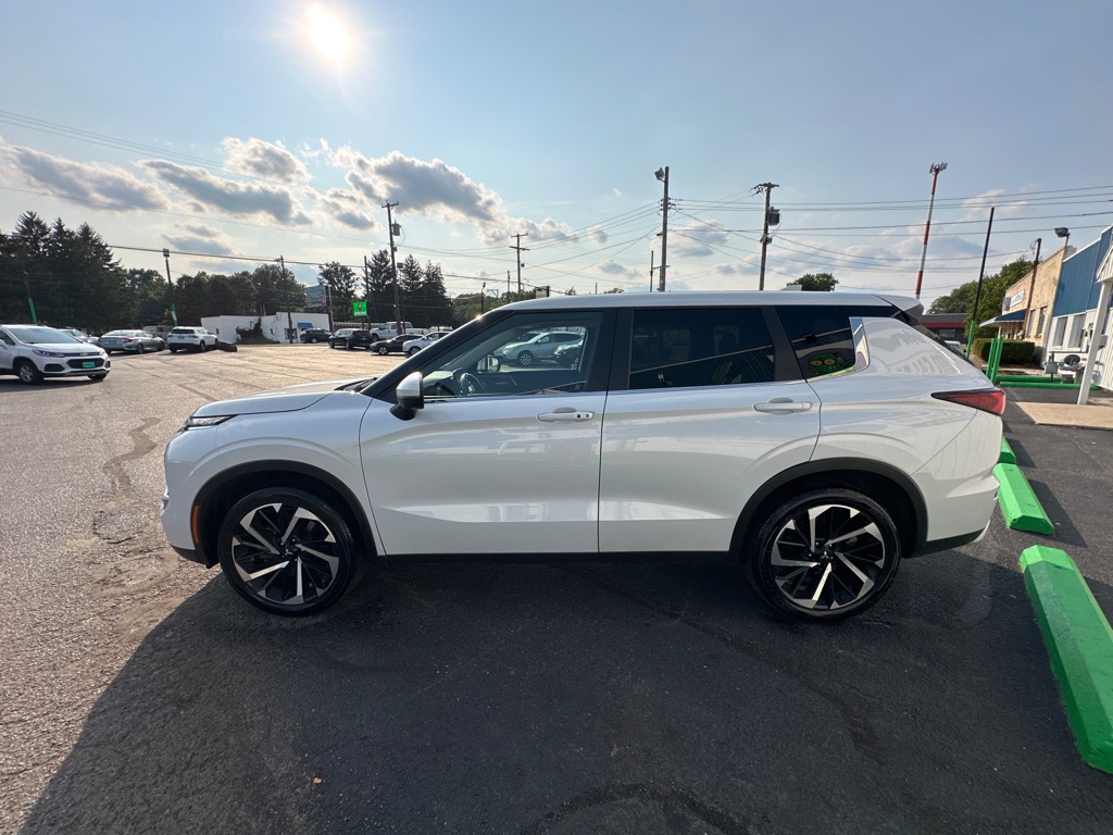 Photo 4 of 2024 MITSUBISHI OUTLANDER SE