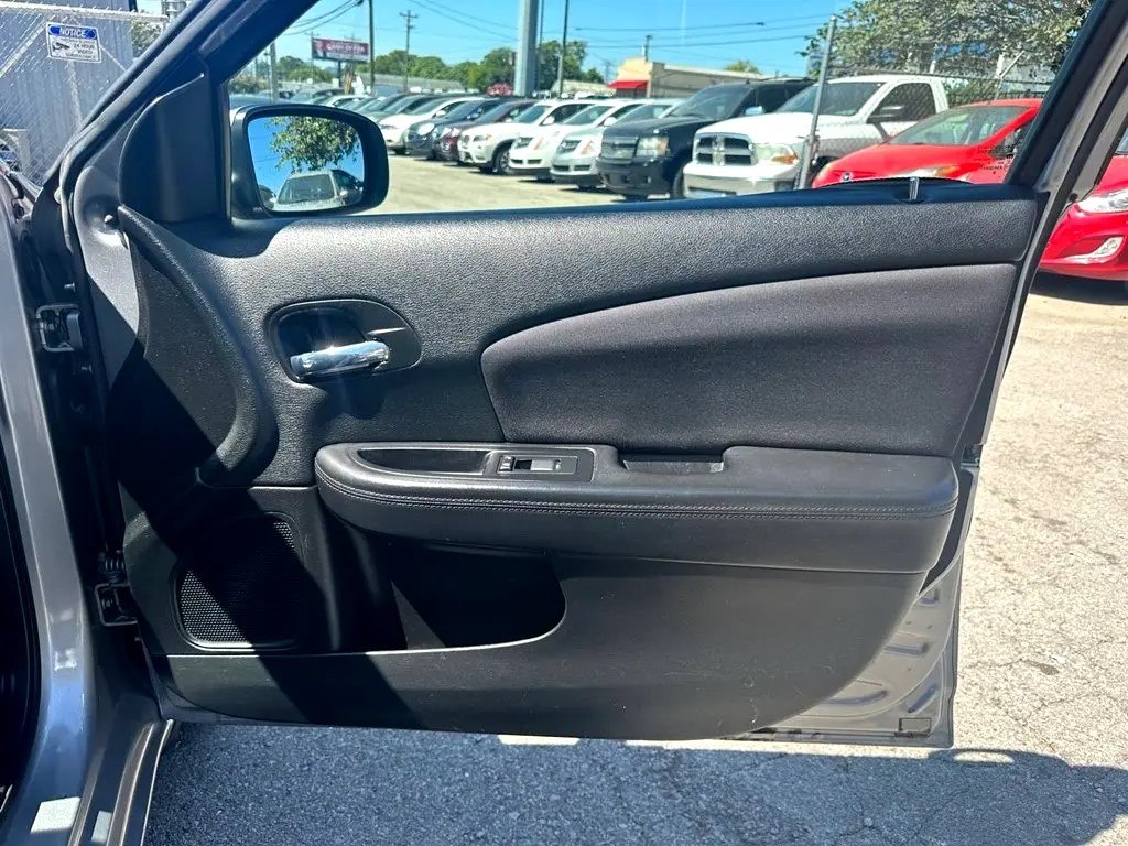 Photo 21 of this CHRYSLER 200