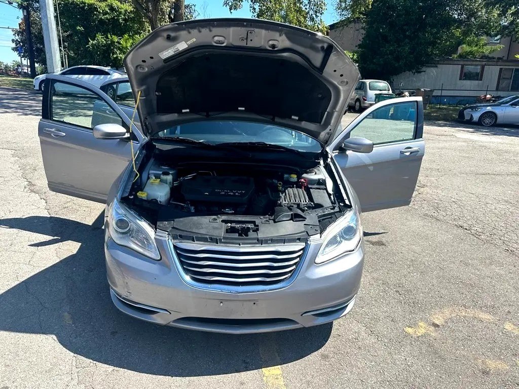 Photo 9 of this CHRYSLER 200