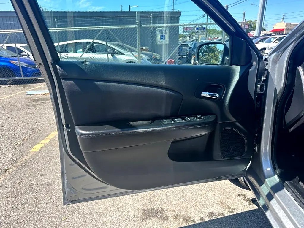 Photo 15 of this CHRYSLER 200