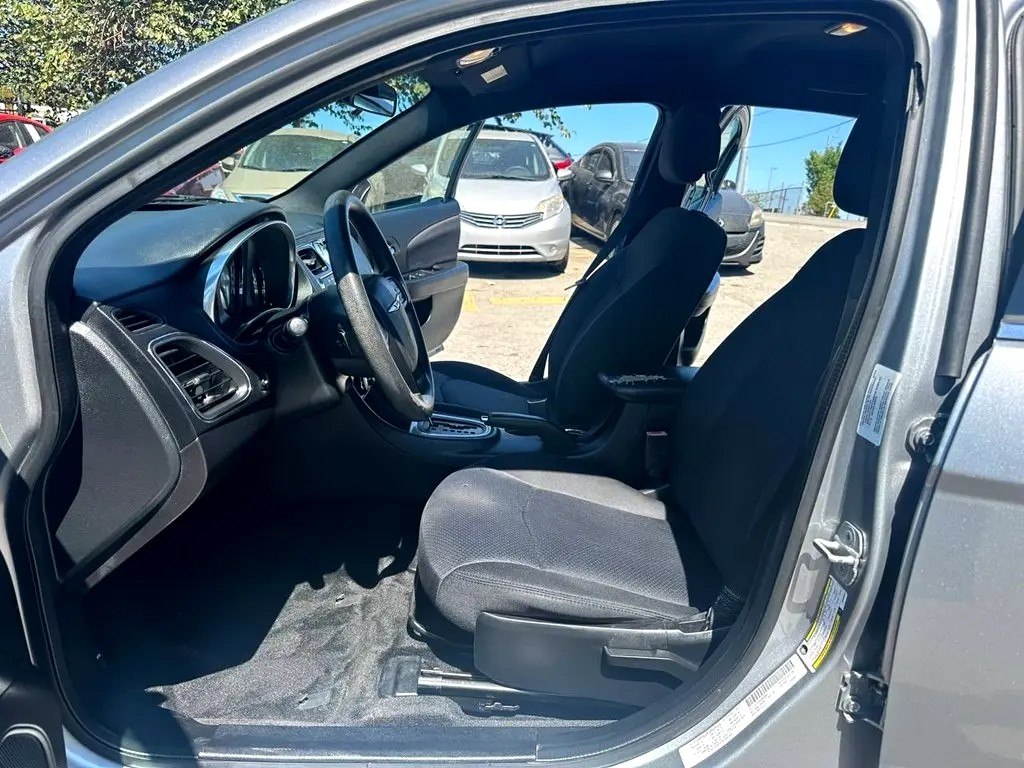 Photo 13 of this CHRYSLER 200