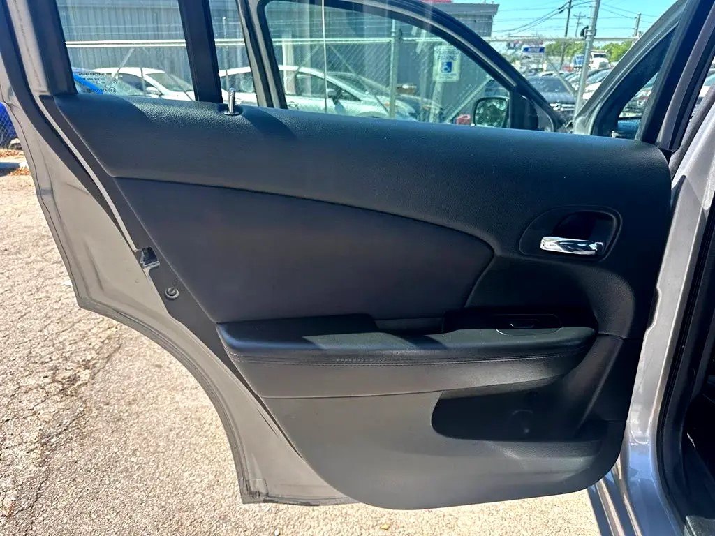 Photo 17 of this CHRYSLER 200