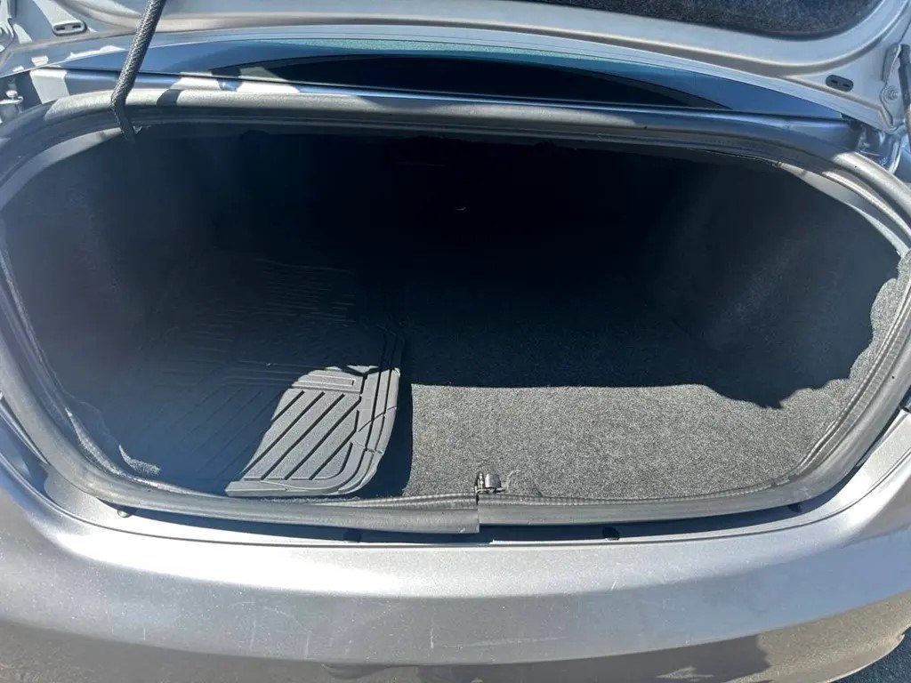 Photo 12 of this CHRYSLER 200
