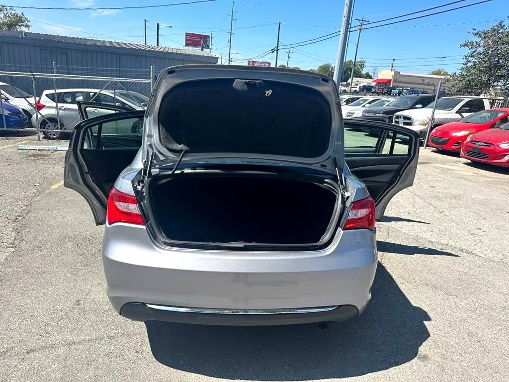 Photo 10 of this CHRYSLER 200