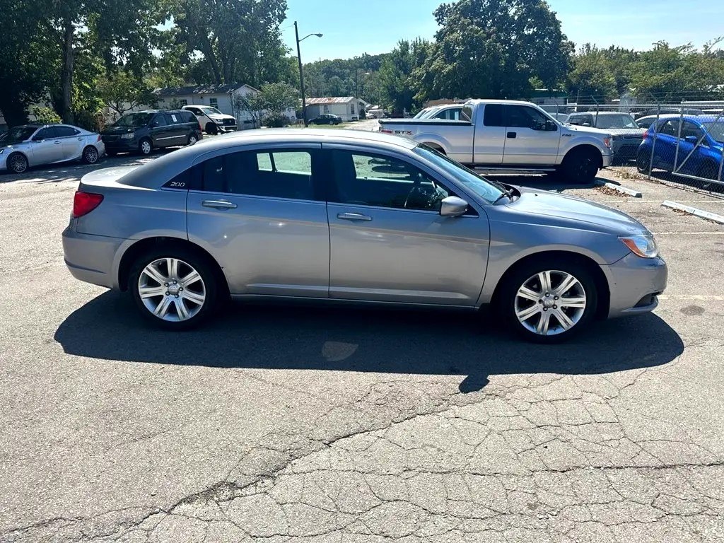 Photo 4 of this CHRYSLER 200