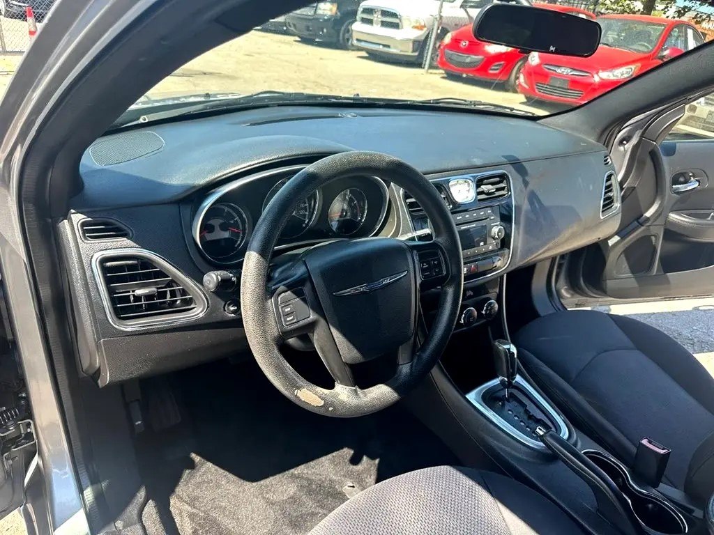 Photo 14 of this CHRYSLER 200