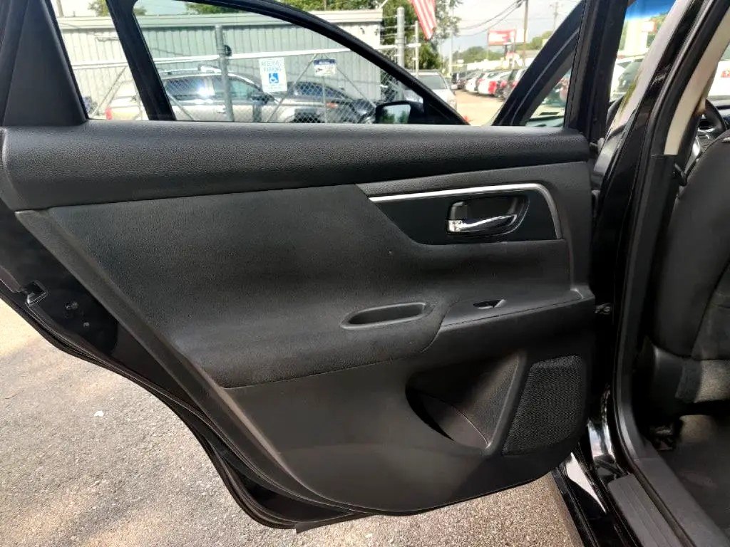 Photo 10 of this NISSAN ALTIMA