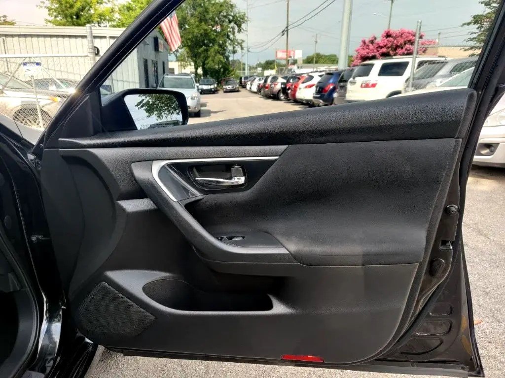 Photo 11 of this NISSAN ALTIMA