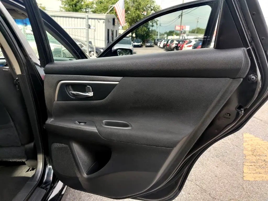 Photo 12 of this NISSAN ALTIMA