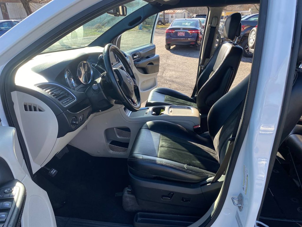Photo 12 of this DODGE GRAND CARAVAN