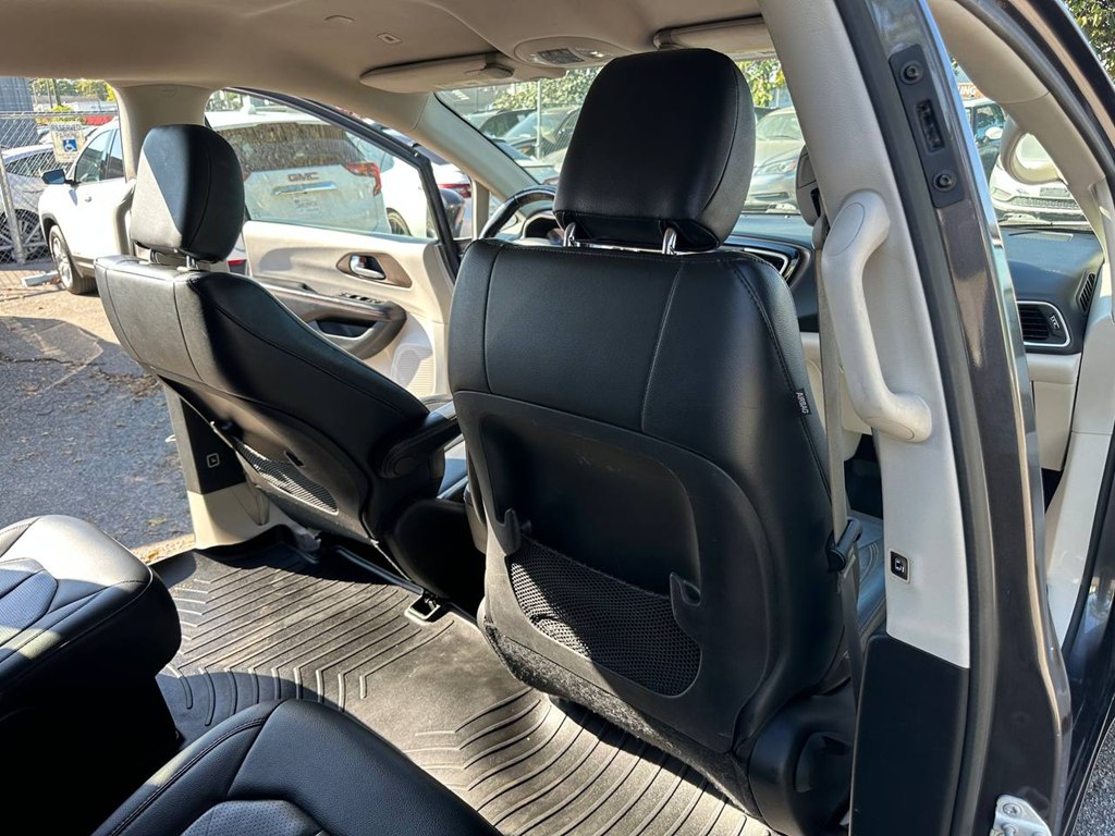 Photo 23 of this CHRYSLER PACIFICA