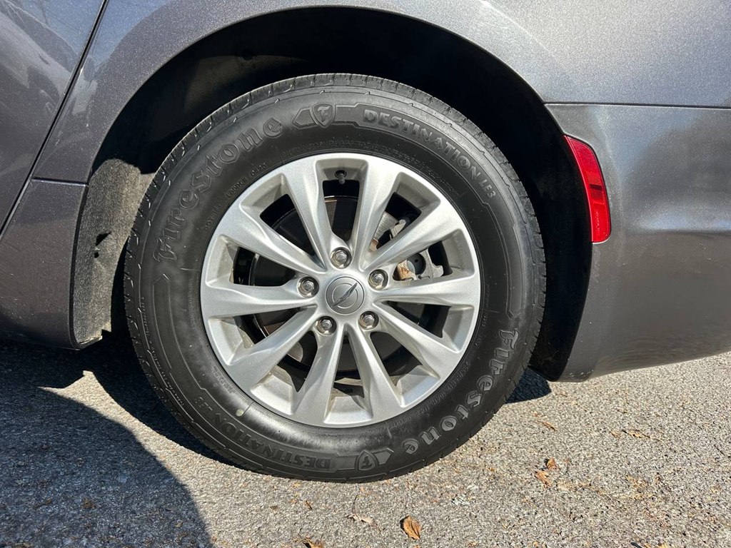 Photo 31 of this CHRYSLER PACIFICA