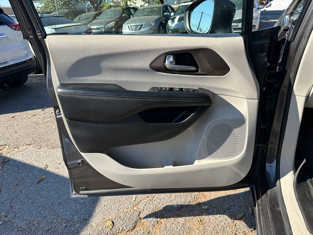 Photo 20 of this CHRYSLER PACIFICA
