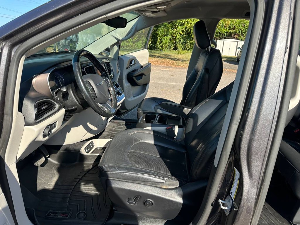 Photo 14 of this CHRYSLER PACIFICA