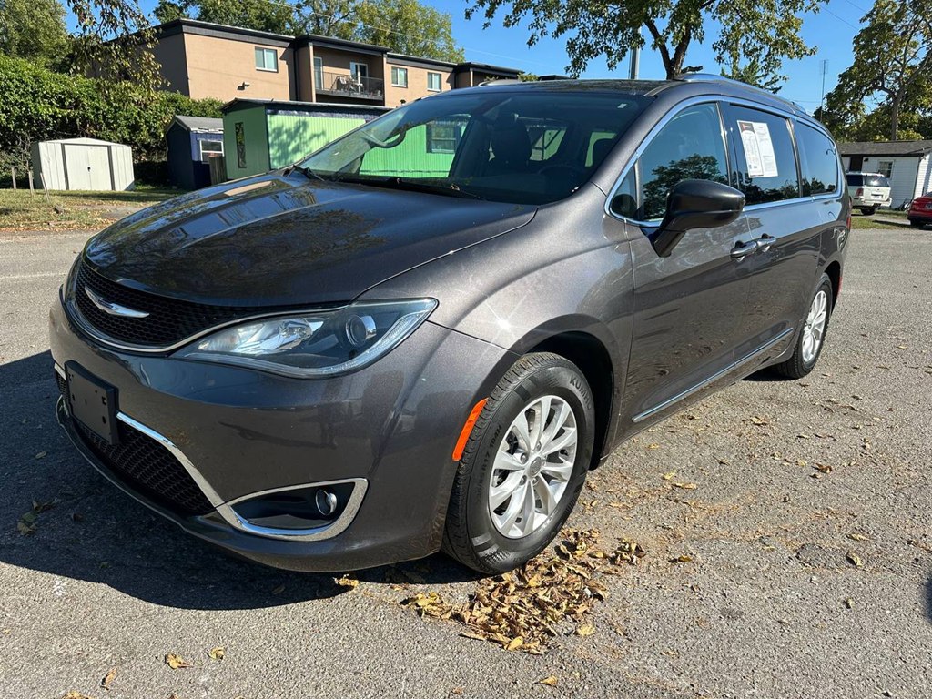Photo 4 of this CHRYSLER PACIFICA