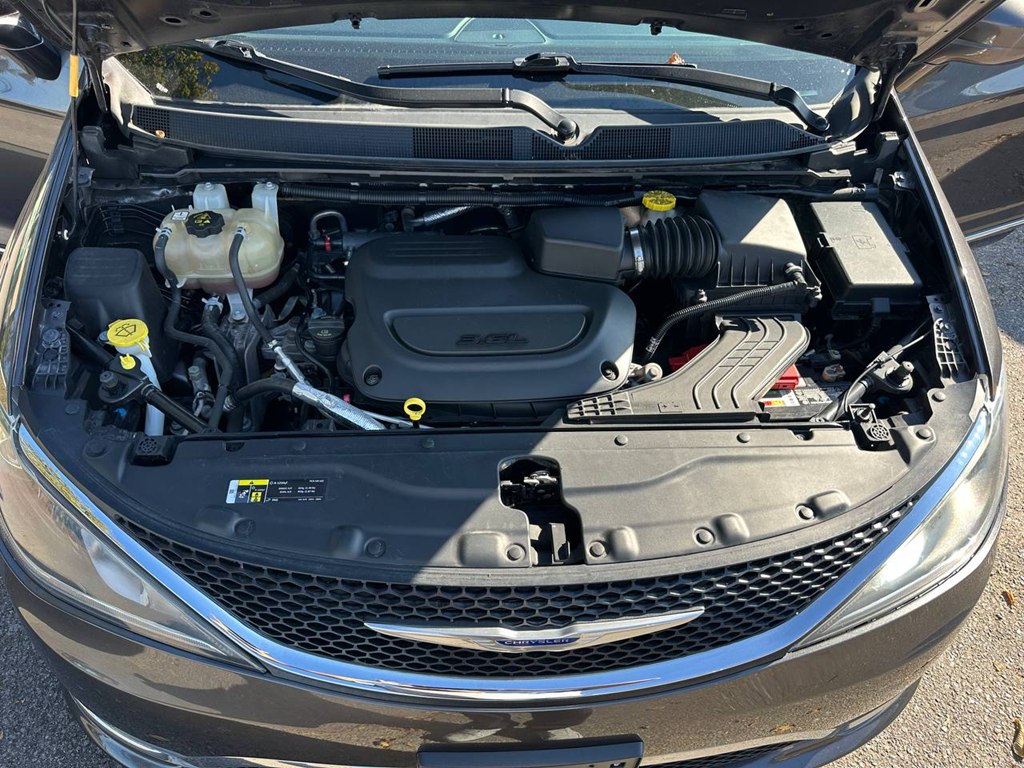 Photo 13 of this CHRYSLER PACIFICA
