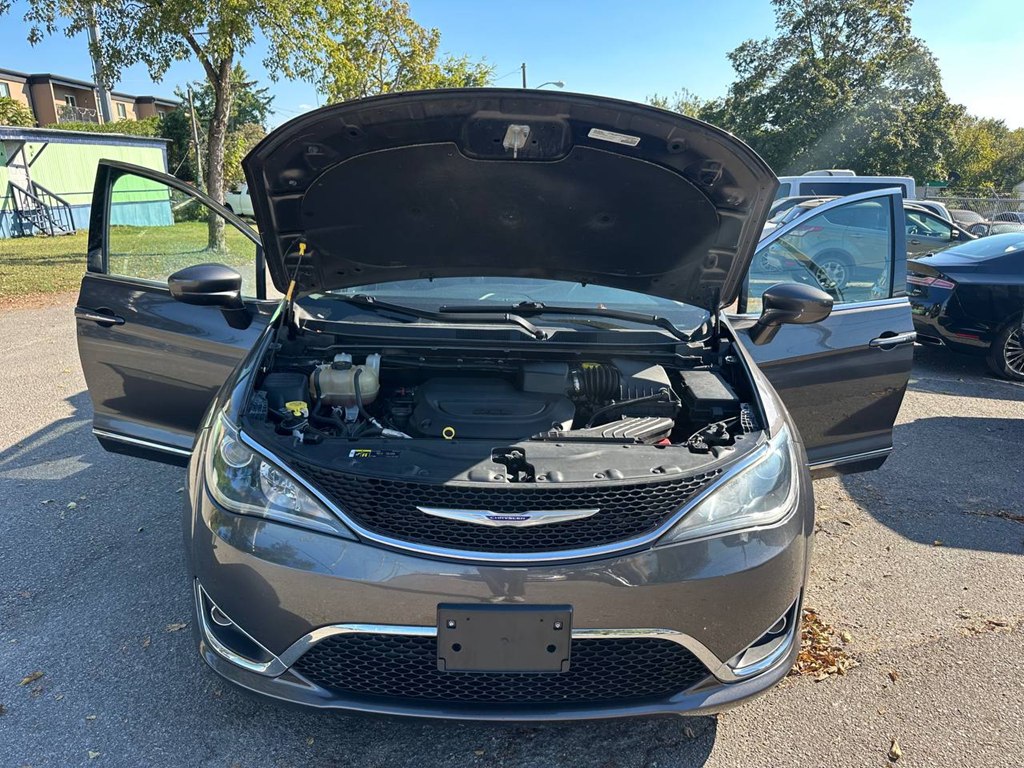 Photo 10 of this CHRYSLER PACIFICA