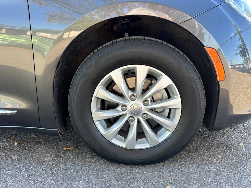 Photo 30 of this CHRYSLER PACIFICA