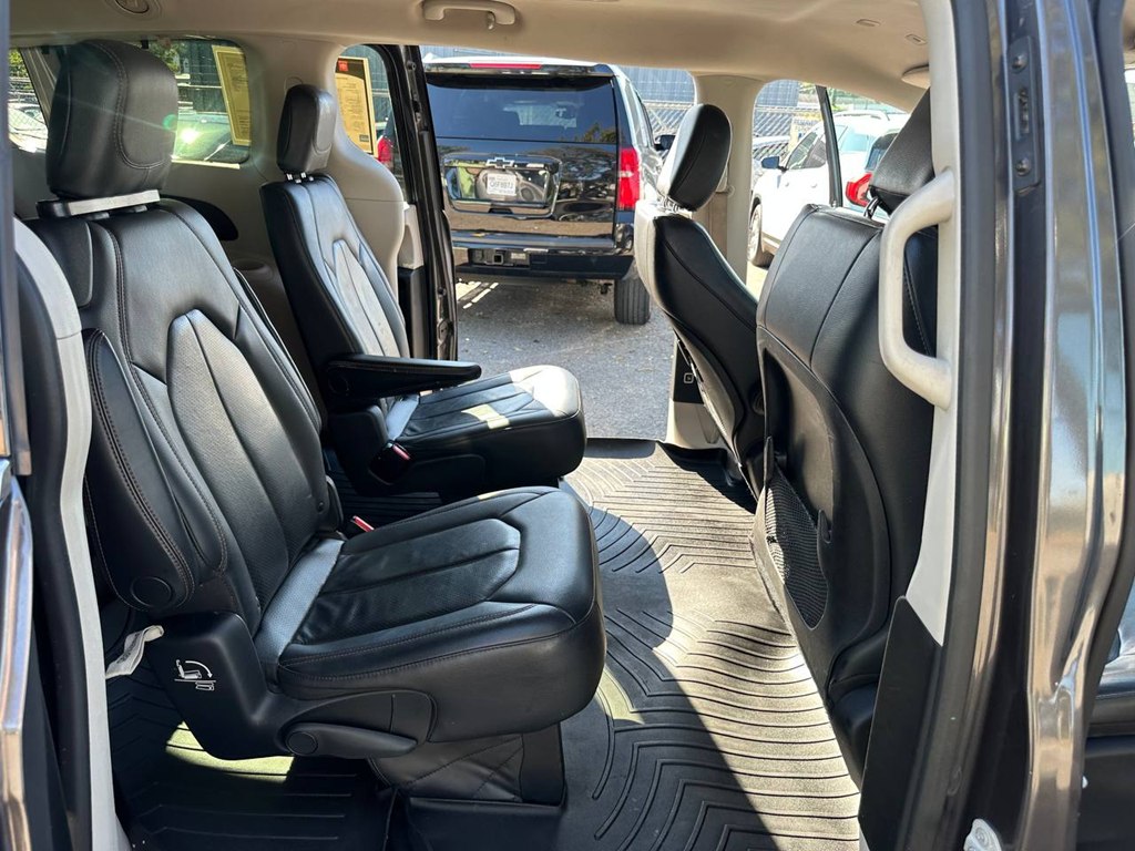 Photo 24 of this CHRYSLER PACIFICA