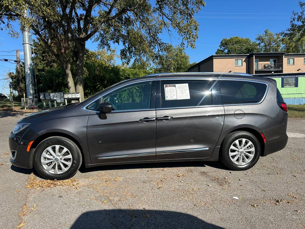 Photo 8 of this CHRYSLER PACIFICA
